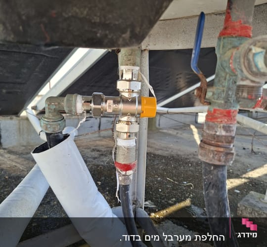 חיבורים וצינורות של מערכת דוד שמש על גג